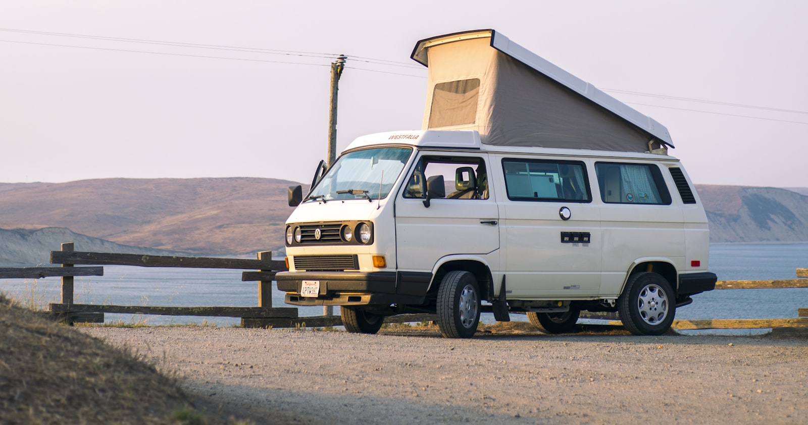 Älterer VW-Camper an der Küste geparkt — Wertverlust eines Wohnmobils über die Jahre