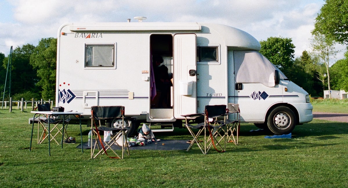 Wohnmobil auf dem Campingplatz — Yescapa-Einnahmen richtig versteuern