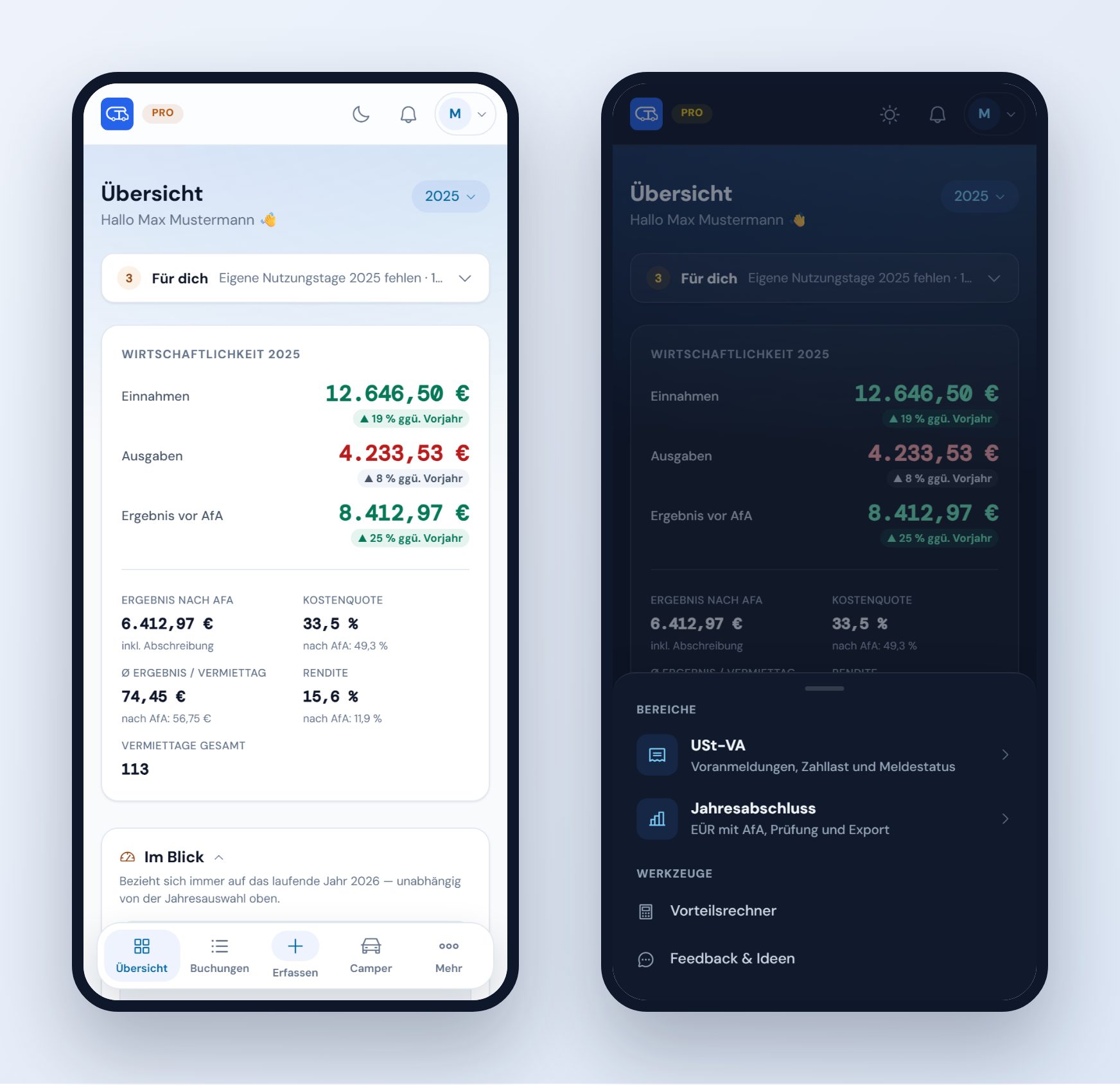 CamperTax auf dem Smartphone: links die Übersicht im hellen Design, rechts das Menü Mehr mit Umsatzsteuer, Jahresabschluss und Werkzeugen im dunklen Design